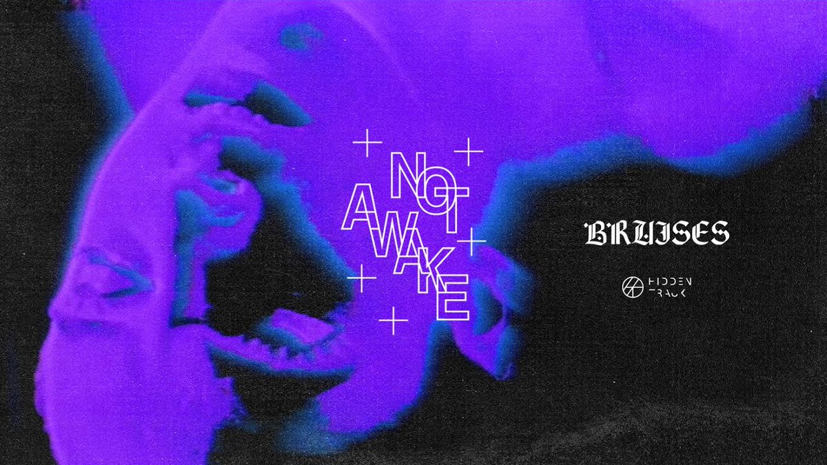 #Lacancióndelas 15:51. Se nota que los componentes de <a href="/BruisesBand/">𝕭𝖗𝖚𝖎𝖘𝖊𝖘</a>, el chileno Sebastián Lozano, más los barceloneses Carlos Ramos, Alejandro Íñiguez y Genís Toral, han escuchado mucha música en su vida. Yo también, pero se me nota menos. 
lacanciondelas.com/bruises/