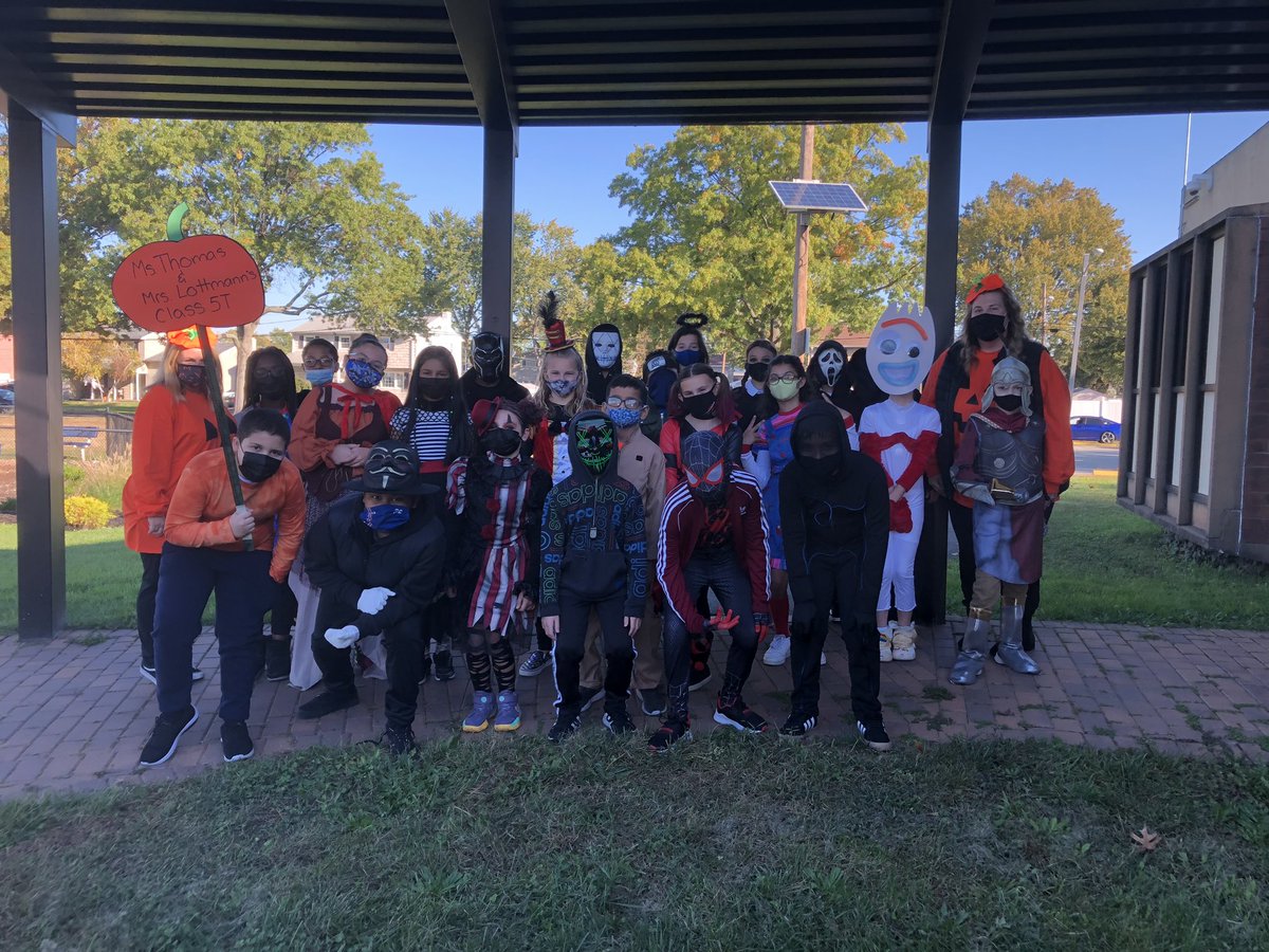 Miss_S_Thomas's tweet photo. Happy Halloween from 5T! #9pantherpride #1wtsd @prpanthers9 @DLottmann https://t.co/VKYCOAxJ1l