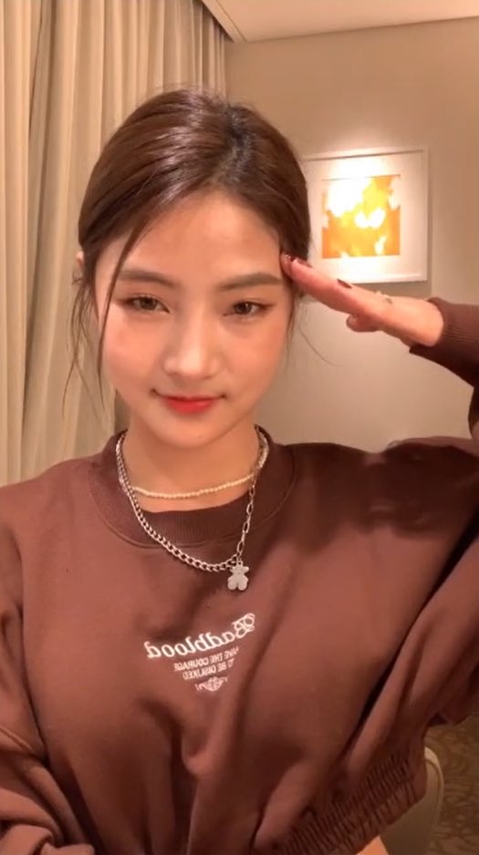 caigallery's tweet photo. here are all the 4 poses cai bing did for the screenshot photo time during her ig live 📸🧡 https://t.co/KLoNkWNQqd