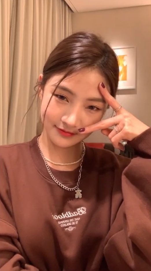 caigallery's tweet photo. here are all the 4 poses cai bing did for the screenshot photo time during her ig live 📸🧡 https://t.co/KLoNkWNQqd