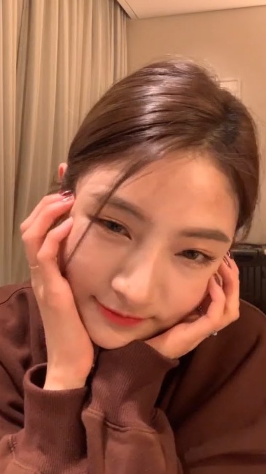 caigallery's tweet photo. here are all the 4 poses cai bing did for the screenshot photo time during her ig live 📸🧡 https://t.co/KLoNkWNQqd