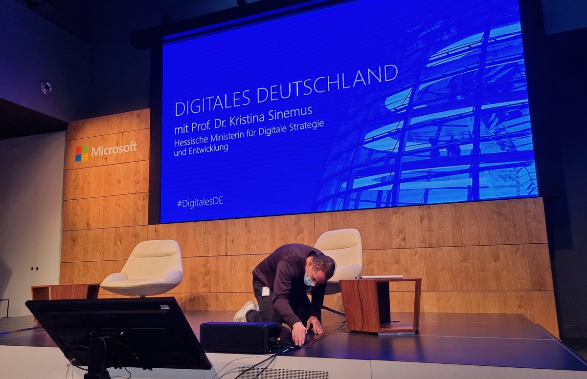 MicrosoftBerlin's tweet photo. Die letzten Handgriffe: Wir freuen uns auf eine neue Ausgabe von #DigitalesDE heute Abend ab 18 Uhr mit @KSinemus. Seid live dabei unter https://t.co/GzCUrJbuGC - bis nachher! 👋 https://t.co/MUTr8o9vca