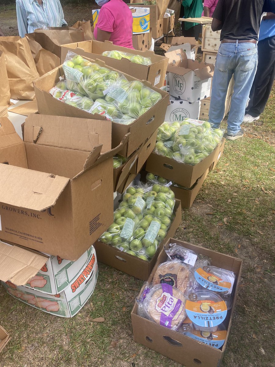 AnetraSmalls's tweet photo. On Monday we had another successful food giveaway on Edisto Island, SC #ProjectLUX https://t.co/ZTe12NxXc2