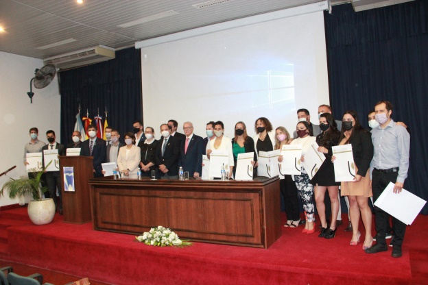 Founne_oficial's tweet photo. Los profesionales de la 1° Cohorte de Especialistas en Cirugía y Traumatología Bucomaxilofacial de la #FOUNNE han recibido sus títulos 🙌📃
Nota en ➡️https://t.co/YNztGXFPXP 

#Posgrado #Cirugía #Traumatología #Bucomaxilofacial 
@unneargentina https://t.co/0np8CYvFHP