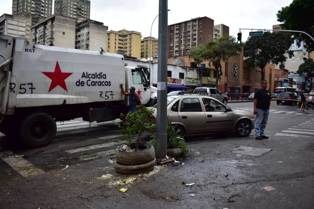 Supra_Ccs's tweet photo. Nuestro sistema de recolección de desechos, continúa avanzando y mejorando para servir al pueblo. Al trabajar articuladamente con el poder popular en las comunidades,  recuperamos espacios y llamamos a la conciencia, sobre el cumplimiento de los horarios. ¡ Todos somos Supra! https://t.co/L2EQmRsx6n
