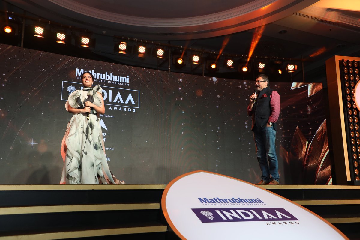 MitrajitB's tweet photo. She is a trailblazer, a voice of change. A movie star, a climate warrior, a covid warrior and a role model for woman empowerment. Was delighted to moderate a mini session with @bhumipednekar where she was felicitated by @IAA_India at the #INDIAAAwards in Mumbai, yesterday. https://t.co/kQC8iM9rxk