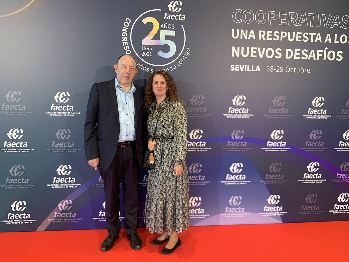 begocarramolino's tweet photo. Gran #lujo tener al economista y profesor @GonBernardos ,
ejemplo en mis aulas de @CDPStaMAngeles en el #Congreso25FAECTA #AsambleaFAECTA 
Muchas gracias a @FAECTA_ https://t.co/k0wuNzK2c3