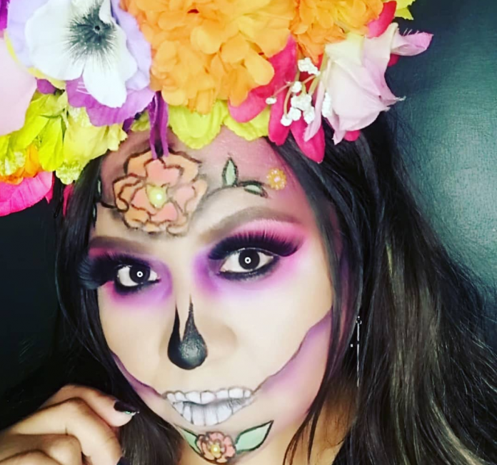 TuMundoADiario's tweet photo. 💄💀🏵️ #DiarioElMundo #DíadeMuertos.- Si en estas fechas te quieres maquillar de catrina o cualquier otro personaje terrorífico, Mariloly Flores te puede ayudar; todo lo recaudado será para el tratamiento oncológico de su hija María Regina. Puedes contactarla al 271 238 9628. https://t.co/PPqjG2VemH