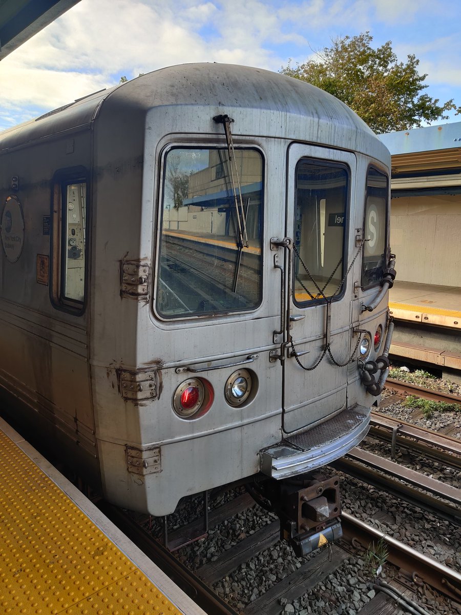 cc_steele's tweet photo. I guess I'm becoming a NYCer? People ask me for directions on the train now... #nyc #commute #gothatway https://t.co/oHC9FHf077