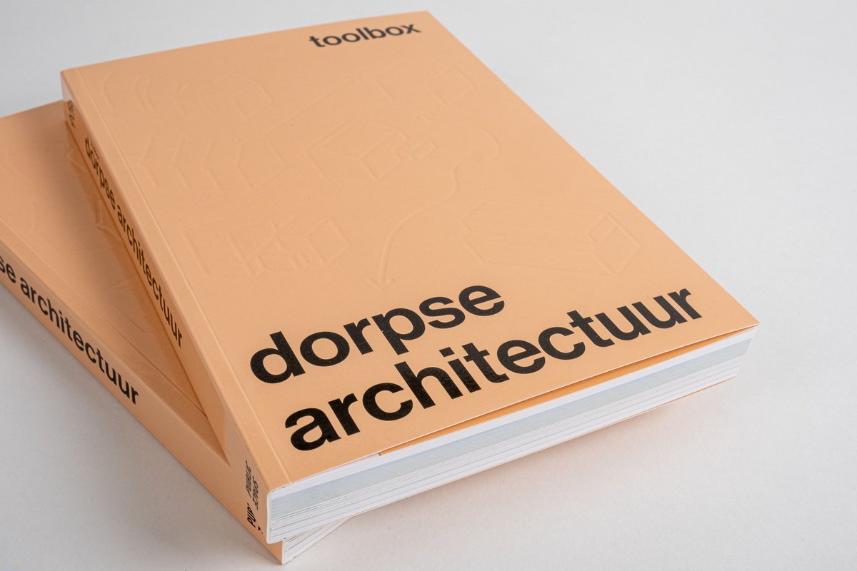 deArchitectNL's tweet photo. AR-TUR geeft de 'Toolbox Dorpse Architectuur' uit. Het handboek maakt met voorbeelden, tactieken en figuren inzichtelijk hoe de woonkwaliteit in de dorpse context beter kan. 
https://t.co/prV76k08Gh https://t.co/TMycEORT2W