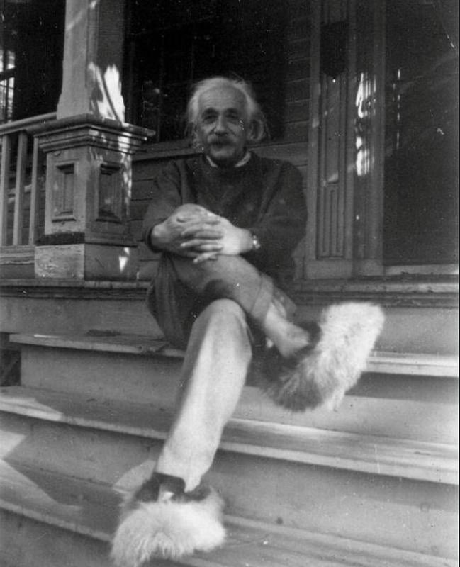 RT @latestinspace: Albert Einstein wearing a pair of fuzzy slippers. Such a man of character (1951) https://t.co/ZCxywZfH9z