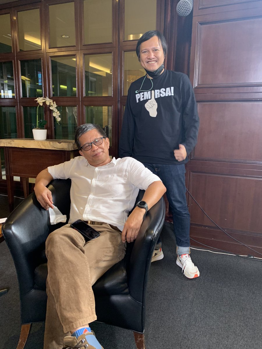 Dengan berat hati, atas permintaan banyak orang, dan atas permintaan Rocky Gerung, saya terima permintaan foto jg dengan saya.. No Rocky, No Party.. 🤭🤭🤭