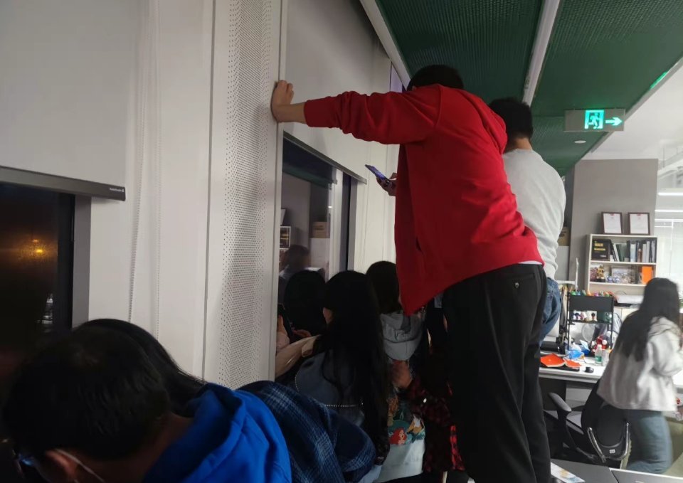 87Keyra's tweet photo. When #WangYibo outside your workplace jogging https://t.co/JhHlIFu10q