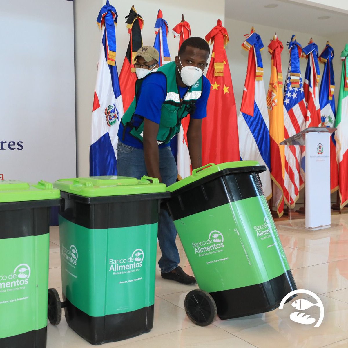 BancoAlimentoRD's tweet photo. En el marco de la conmemoración del Día Mundial de la Alimentación, los colaboradores del @MIREXRD realizaron una hermosa campaña interna de recolección de alimentos para ser donados a las personas con inseguridad alimentaria que atiende el Banco de Alimentos de RD. https://t.co/zEwLRmCHx6