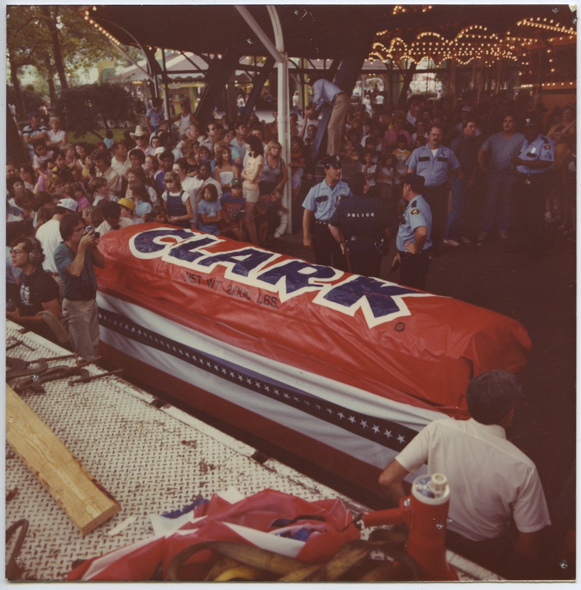 HistoryCenter's tweet photo. In Aug. 1981, the D. L. Clark Company attempted to break a Guinness World Record for the world's largest candy bar. The giant Clark Bar weighed over 3K pounds, contained 32K regular bars, &amp; stretched 15' in length. (1/4)

📸Clark Bar at @Kenny_Kangaroo c. Aug. 1981 https://t.co/lyVfuR00IX