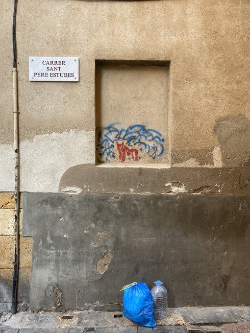 TGNApacv's tweet photo. @TGNAjuntament @evukixu c/ Sant Pere Estubes. Un altre punt amb brossa continua. Sabem que esta prohibit abandonar residus a la via publica i que estan tipificades les sancions, però, qui les ha de posar? https://t.co/cbNsihnz2X