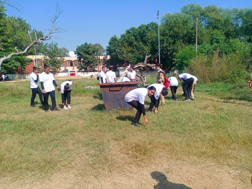GDC_RS_Pura_NCC's tweet photo. Cleanliness drive by NCC cdts (2J&amp;K Girls BN) of GDC RS Pura.Cdts cleaned S.Bana Singh Stadium,RS Pura and raised the slogan 'ONE STEP TOWARDS CLEANLINESS'
#myhandloommypride
#GDCRSPURA
@DteJKL
@HQ_DG_NCC
@prodefencejammu
@Gdcpura
@Rajnathsingh_in
@drajaykumar_ias
@adgpi https://t.co/ISJs9INjzL