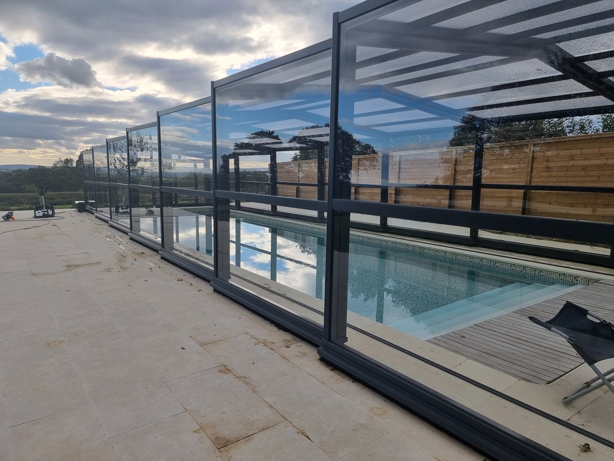 SummitLeisure's tweet image. This building was installed over a new pool built this year. Doesn't it look good! Bi-fold doors, Fully retractable, in glass and motorised.#Poolpackage  #familyfun  #family #poolcover #poolenclosure #indoorpool #Garden #designer #Swimming #pool  #pooldesign  #poolside #poolhouse