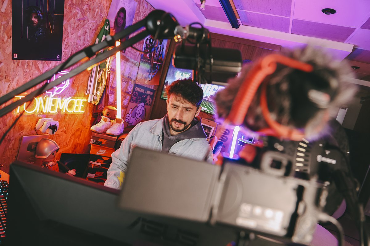 CanonEspana's tweet photo. ¿Estás iniciándote en el mundo de la creación de contenido gaming? @Toniemcee nos enseñará hoy en directo, a las 18h, cómo montar el set perfecto con todo el equipo necesario. Conéctate aquí: https://t.co/INayYntLeb

🗓 ¡O ven a @pccomponentes!

#CreateWithCanon #Gaming https://t.co/iIa3BLK9Og