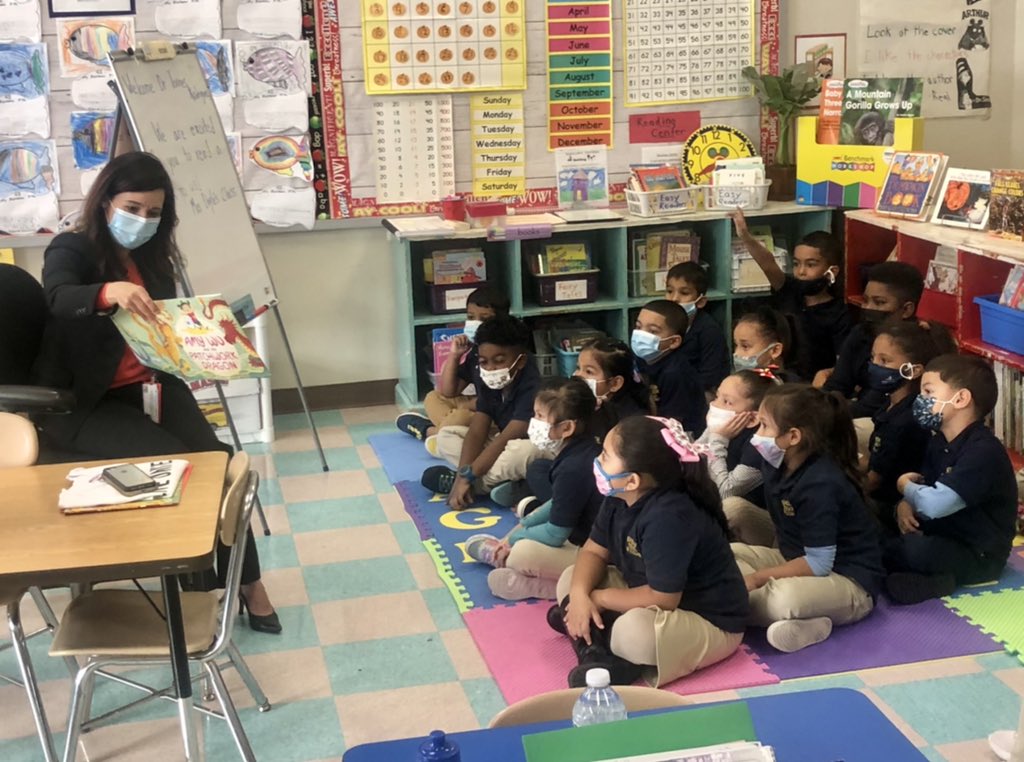 HPS Literacy (@hps_pk12lit) on Twitter photo Partners coming together to celebrate our HPS students & Literacy #JumpStart #AmyWuandthePatchworkDragon <a href="/HartfordSuper/">Dr. Andraé Townsel</a> <a href="/unitedwayinc/">United Way of Central and Northeastern Connecticut</a> @MayorBronin <a href="/MrRichT1P/">Tyrone Richardson</a> @HPLCT Partners coming together to celebrate our HPS students & Literacy #JumpStart #AmyWuandthePatchworkDragon <a href="/HartfordSuper/">Dr. Andraé Townsel</a> <a href="/unitedwayinc/">United Way of Central and Northeastern Connecticut</a> @MayorBronin <a href="/MrRichT1P/">Tyrone Richardson</a> @HPLCT