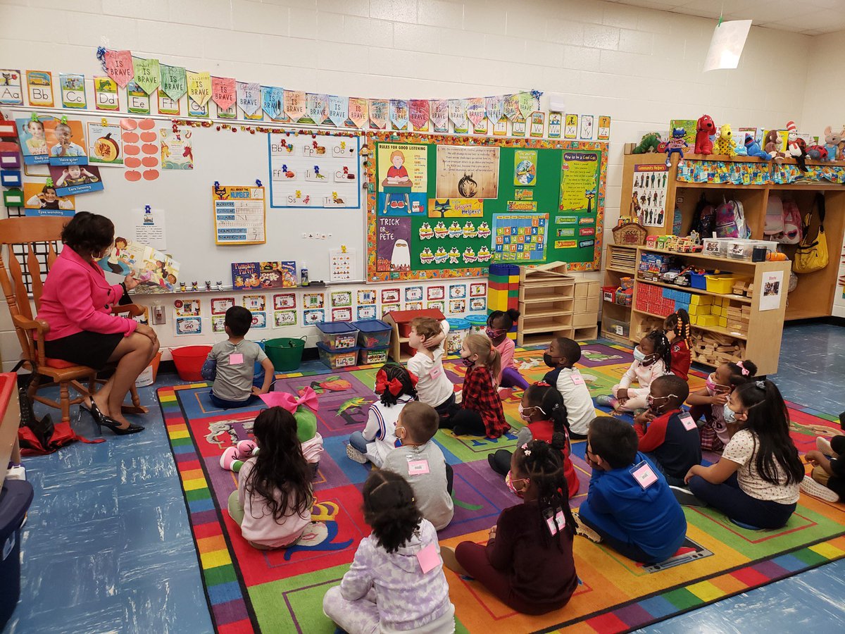 Thank you @MaddenSupports for coming to @MtCarmelES_HCS for #ReadfortheRecord2021  and reading  “Amy Wu and the Patchwork Dragon” to Pre-K and Kindergarten. @iammrsbolds @KRichter1RSE @B3Matters @ShandraSupports  #HenryReads #mustangsrock