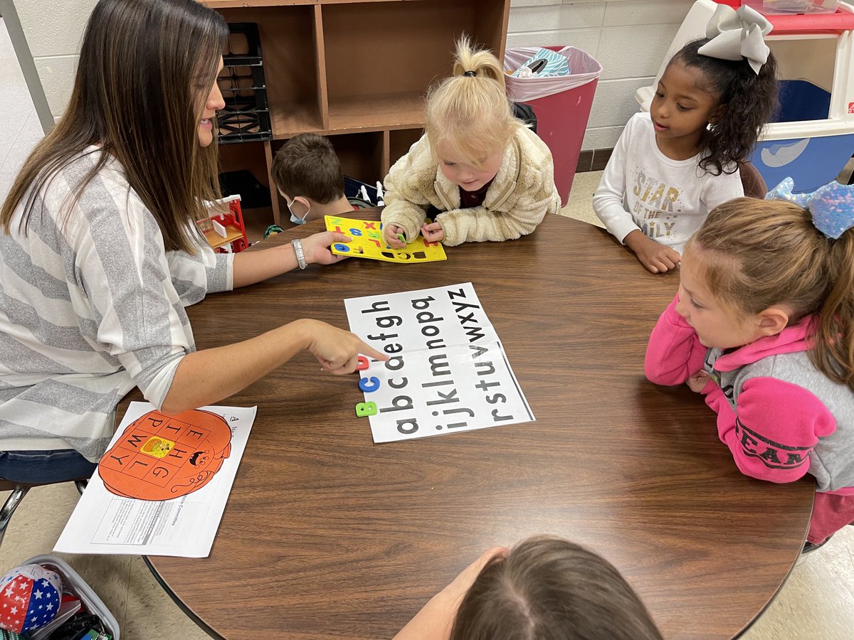 GWTPrimary's tweet image. Tiered intervention-this morning, we are focusing on letter naming in Kindergarten. #modellesson, #coachingcycle, ⁦@TuscumbiaCitySc⁩ ⁦@BRSOE⁩ ⁦@AlabamaAchieves⁩ ⁦@VeronicaBayles⁩