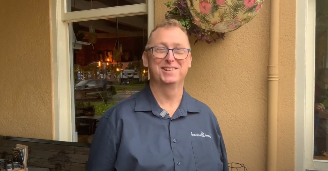 Vandaag gingen we op bezoek bij Ger. Hij werkt met veel plezier bij Brownies &amp; Downies in Leeuwarden🎂. Hoe ziet zijn werkdag er uit? Ook is er een leuke nieuwe activiteit: MOVE-mber! Doe jij mee🏃‍♀🏃? Dit en meer zie je in Binnen Alliade. Veel plezier! bit.ly/3GrQfnT