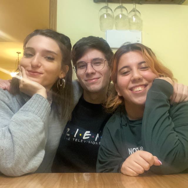 LMDDMpod's tweet photo. Mañana se estrena un capitulo muy especial con la primera invitada de #LMDDM ✨@CarlaDrago_ ✨ Futura psicóloga, poeta y amiga 💕 
Estamos muy emocionades por este cap, esperamos que lo disfruten tanto como nosotres disfrutamos grabarlo https://t.co/FAS6BagpED