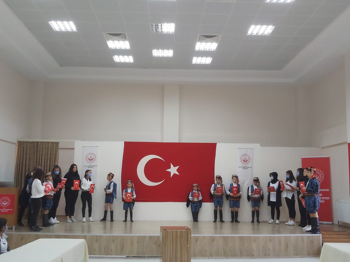 bilecikashb's tweet photo. Bozüyük Çocuk Evleri Sitesi Müdürlüğümüzde Kaymakamımız Adem ÖZTÜRK ve eşi Rukiye ÖZTÜRK, İl Müdürümüz Emin TÜRKER, Kuruluş Müdürümüz Emre ERDAL’ ın katılımlarıyla 29 Ekim Cumhuriyet Bayramı Programı düzenledik. Programdan sonra dereceye giren çocuklarımıza hediyeleri verildi. https://t.co/w5M9TXd8OL