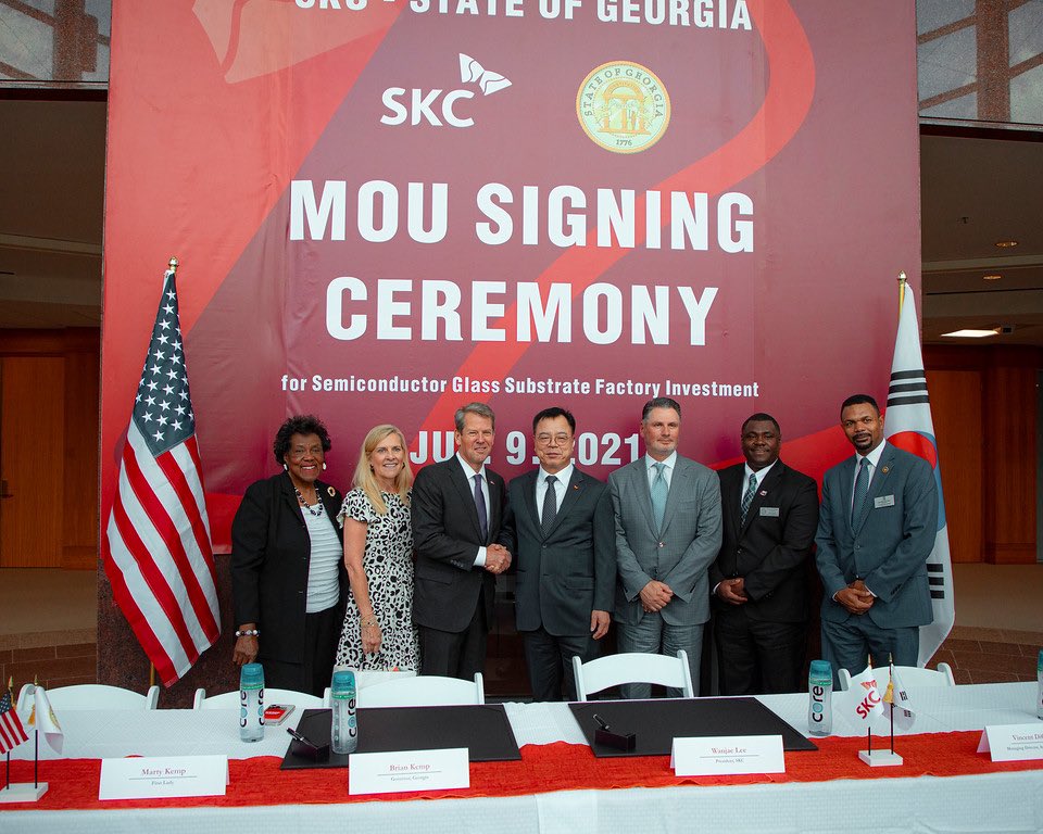 GovKemp's tweet photo. 400 new jobs coming to Covington, GA via SKC's $473M investment to manufacture glass-based substrates for semiconductor chips. This new venture will keep us at the forefront of addressing one of our nation’s most pressing supply chain roadblocks.
More -> https://t.co/WhXy3tvPTW https://t.co/RdgtEoNmhq