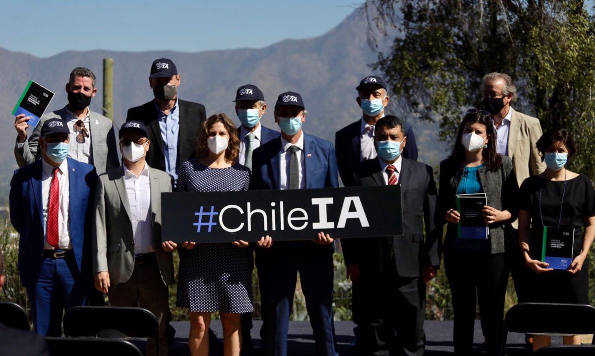 Hoy se presentó la 1° Política Nacional de Inteligencia Artificial, la cual fue construida junto a un grupo transversal de expertos, con la finalidad de impulsar una postura ética y un camino de acciones concretas para abordar esta área, convirtiéndola en una oportunidad para 🇨🇱
