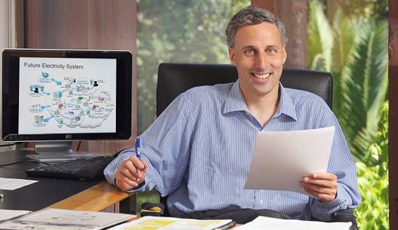 ELECTRICIDAD felicita a Enzo Sauma, director del <a href="/energia_uc/">Centro de Energía UC</a> por la obtención de la beca para investigación sobre el hidrógeno verde en los sistemas eléctricos, la cual se realizará en Stanford University➡️ bit.ly/3pRZ9VT