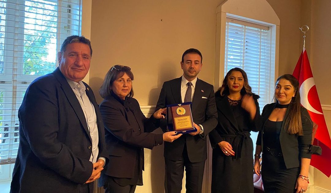 İstanbul Yaşam Derneği Bşk Sn. Çetin Soysal ve Yönetim  Kur.  üyeleri tarafından  Beşiktaş Belediye Başkanı Sn. Rıza AKPOLAT'a ziyarette bulunuldu. Başkan Sn Rıza Akpolat'a   çalışmalarında gösterdiği üstün çabaları ve başarılarından dolayı Dernek tarafından plaket takdim edildi.