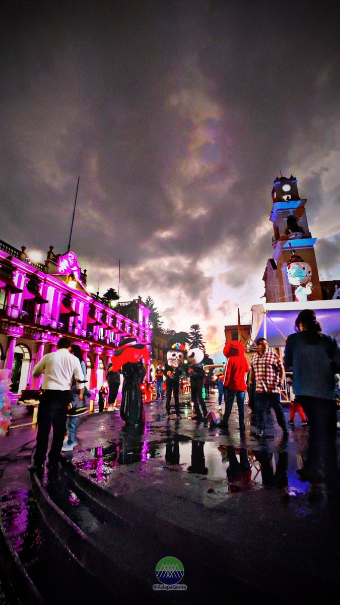 XalapaGente's tweet photo. Convivencia entre vivos y muertos. Edición fotográfica #CocoStyle #Xalapa #Veracruz #DiaDeMuertos
💒⚰️ https://t.co/cUQFgh5PYq