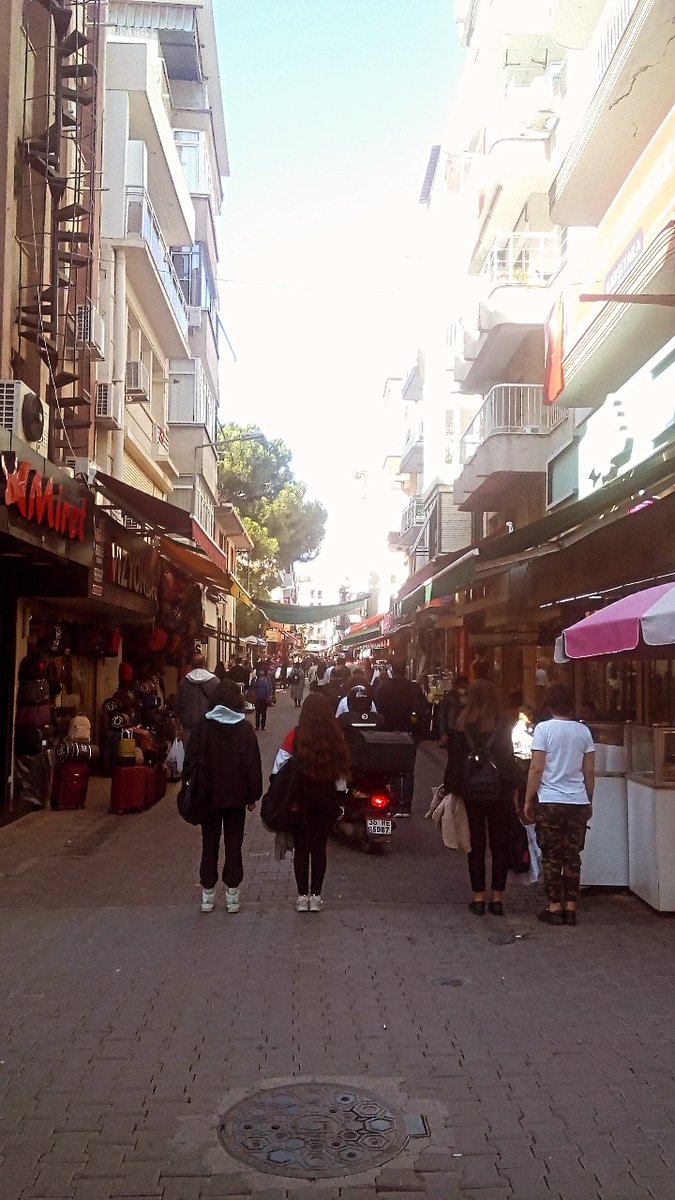 Herkes yadırgamadan durdu İstiklâl Marşını okudu ve devam etti. Çok güzel şehirsin #izmir