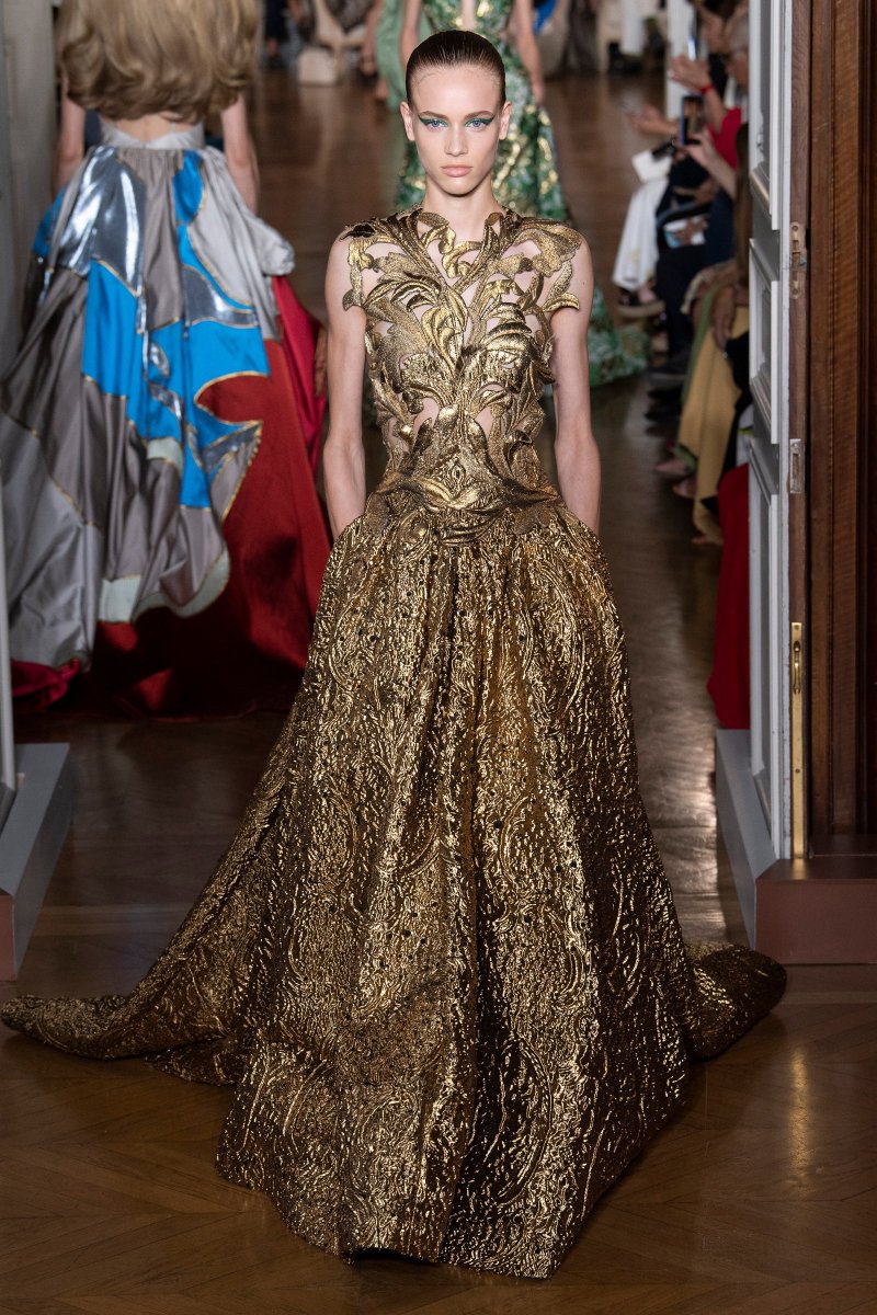 VogueRunway's tweet photo. Angelina Jolie delivered true Disney princess glamour in a vintage @MaisonValentino gown. https://t.co/44TfdSPMjQ https://t.co/Ucrd1shBYY