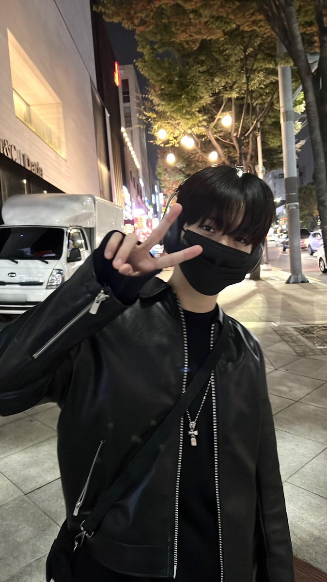 HeavenAndL's tweet photo. Khael is so boyfriend material 🖤🖤 #HowToResist #MIRAE https://t.co/PylEYf2w6N