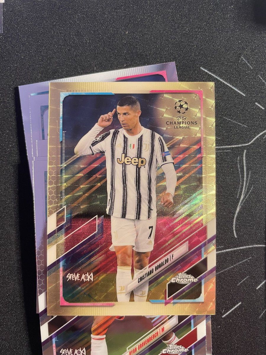 DiamondHandBrks's tweet photo. Only halfway through the box and I don’t know what to do with myself. Cristiano Ronaldo Gold Vinyl 1/1. @CardPurchaser https://t.co/2N1qsyleiJ