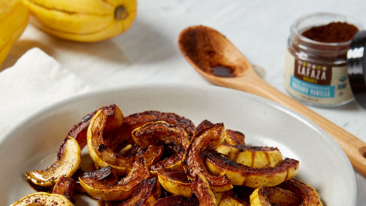 _LAFAZA's tweet photo. Our Vanilla Roasted Delicata Squash Rings are a delicious take on the cold-weather staple, and feature our ground vanilla for a complex holiday side that everyone is sure to go back for more of. https://t.co/0y4pDFLYG1
#lafaza #flavorwithanimpact #readyfortheholidays https://t.co/EAYTXMBRgR