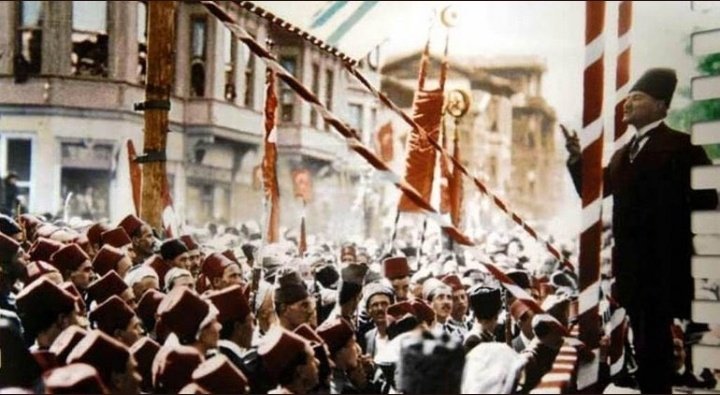 ffatihoguz's tweet photo. Esir olmayı,boyunduruk altına girmeyi hiç bir zaman kabul etmemiş Türk milletinin karakterine en uygun rejim cumhuriyettir.
Cumhuriyet fikri hür,irfanı hür,vicdanı hür nesiller ister. Dahili ve harici bedhahlara rağmen bunun için varız.
#29ekim #CumhuriyetBayramımız kutlu olsun. https://t.co/SvYjy5bQOs
