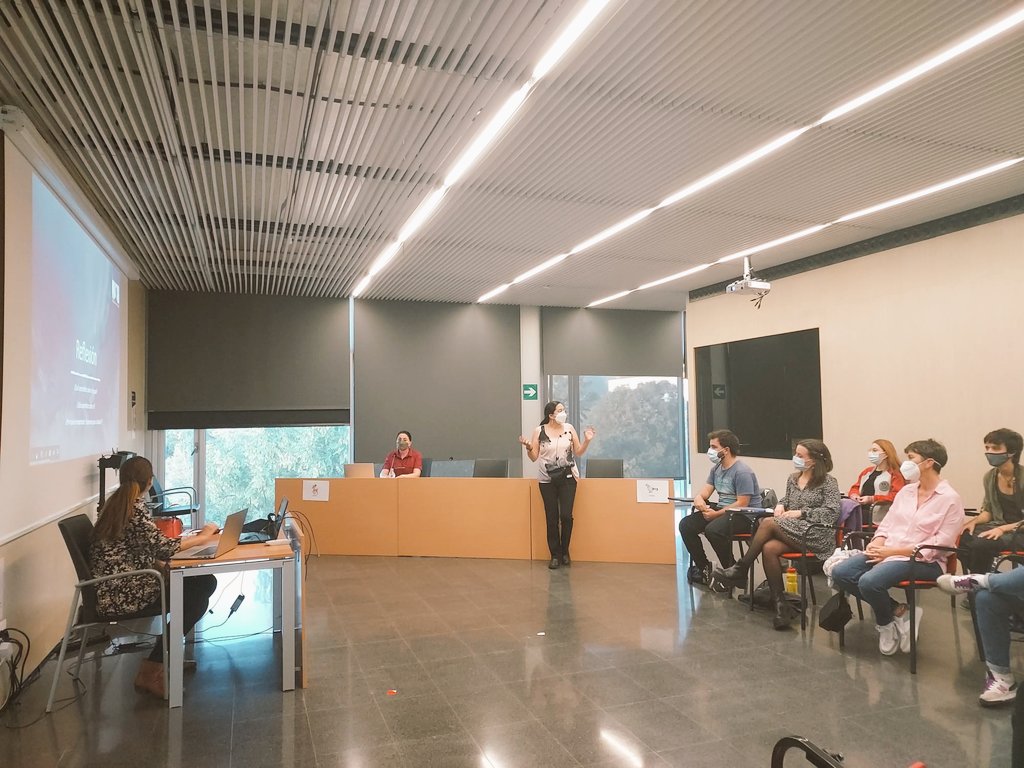 helenacc3's tweet photo. Conferencia " Cuidados Paliativos y autocuidado profesional" a cargo de @pauhidalgo_  y Germania Andrade. Gracias @cooperacioUIB y @GOIB_Social por apoyar y financiar estos proyectos de Cooperación Universitaria al Desarrollo que permiten compartir experiencias  como esta. https://t.co/EAImbcQhV8