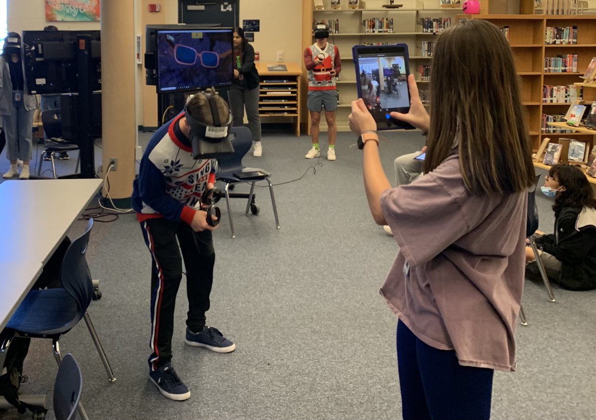 ebraun14's tweet photo. Rock star #APSpanish t @mpadillspan takes her Ss into the world of @Pixar's CocoVR AND guides some simulated conversations in @MondlyLanguages VR all in the target language... What a day! #DiaDeLosMuertos #ARVRinEDU #edtech #langchat https://t.co/yC0vdsPaHV