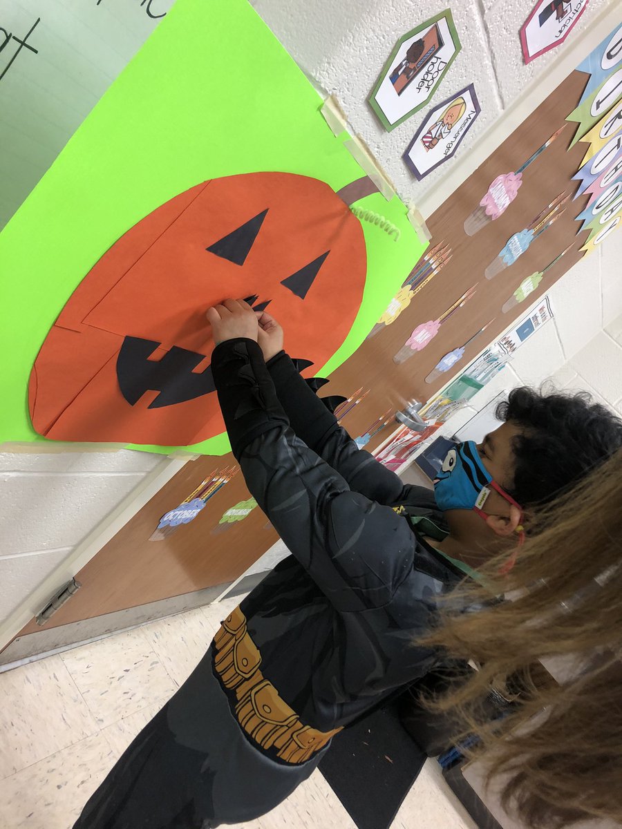 MrsForeman_LOW's tweet photo. Fall-themed celebration fun! 🎃🖤🍂 @LowesIslandElem #SpottedatLOW https://t.co/5oDgQkp6Y7