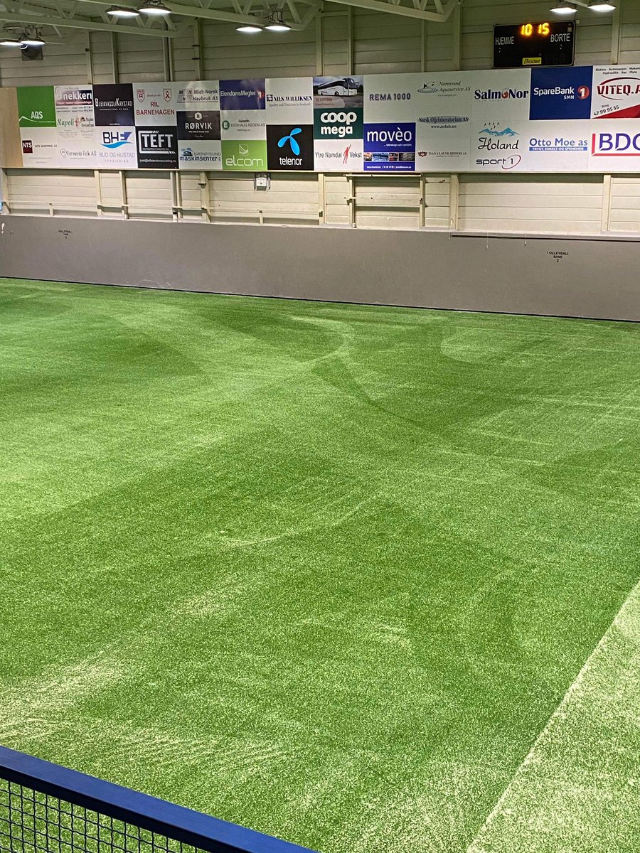 Kunstgress inne i gamle Rørvik-hallen ferdig lagt ⚽️ Dette blir ett enormt løft for Ytre-Namdal og Rørvik som klubb 🔴🔴