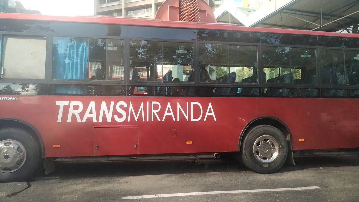 LuisCarlos's tweet photo. Los autobuses TransMiranda usados hoy para la movilización de activistas de la campaña del PSUV.
Esos son recursos públicos usados para favorecer una parcialidad política. 
¿Cómo se llama eso? https://t.co/3BXrWj5wh3