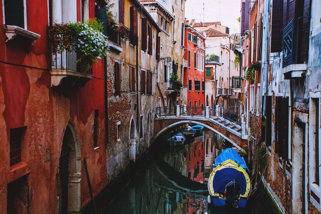 CirioUK's tweet photo. Before #Italy adopted the Euro in 2001 it used the Italian Lira! Does anyone remember using this currency when #travelling in #Italy? #ItalianFacts https://t.co/hNvtDTGabV