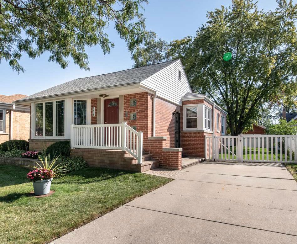 Century21ELM's tweet photo. 7129 W Berwyn Avenue  Chicago
Adorable and meticulously maintained 2 bedrooms/1.1 baths ranch home in awesome Norwood Park neighborhood. Living area features beautiful hardwood flooring with combo dining room, loaded with updates! https://t.co/otjKwx5LC4 #century21elm https://t.co/BgHz0cuS2w