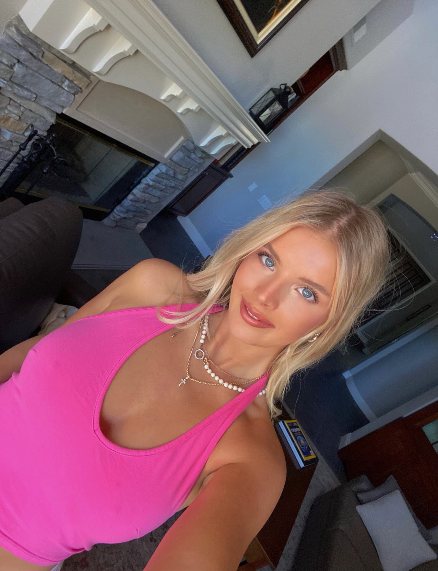 layla♡ on X: does pink look good on me? 💗 t.coD7qCYgXIw6  X