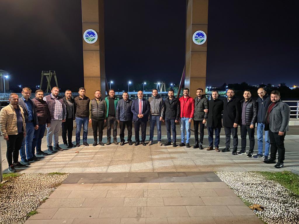 yhaldizoglu54's tweet photo. Bu akşam önceki dönem il başkanlarımız ve Erenler Belediye Başkanımız sayın @fevzikilic54_ başkanımızı misafir ettik. Davetimize katılan başkanımıza teşekkür ediyoruz. #vefalıgençlik https://t.co/9Y05q8Ixdk