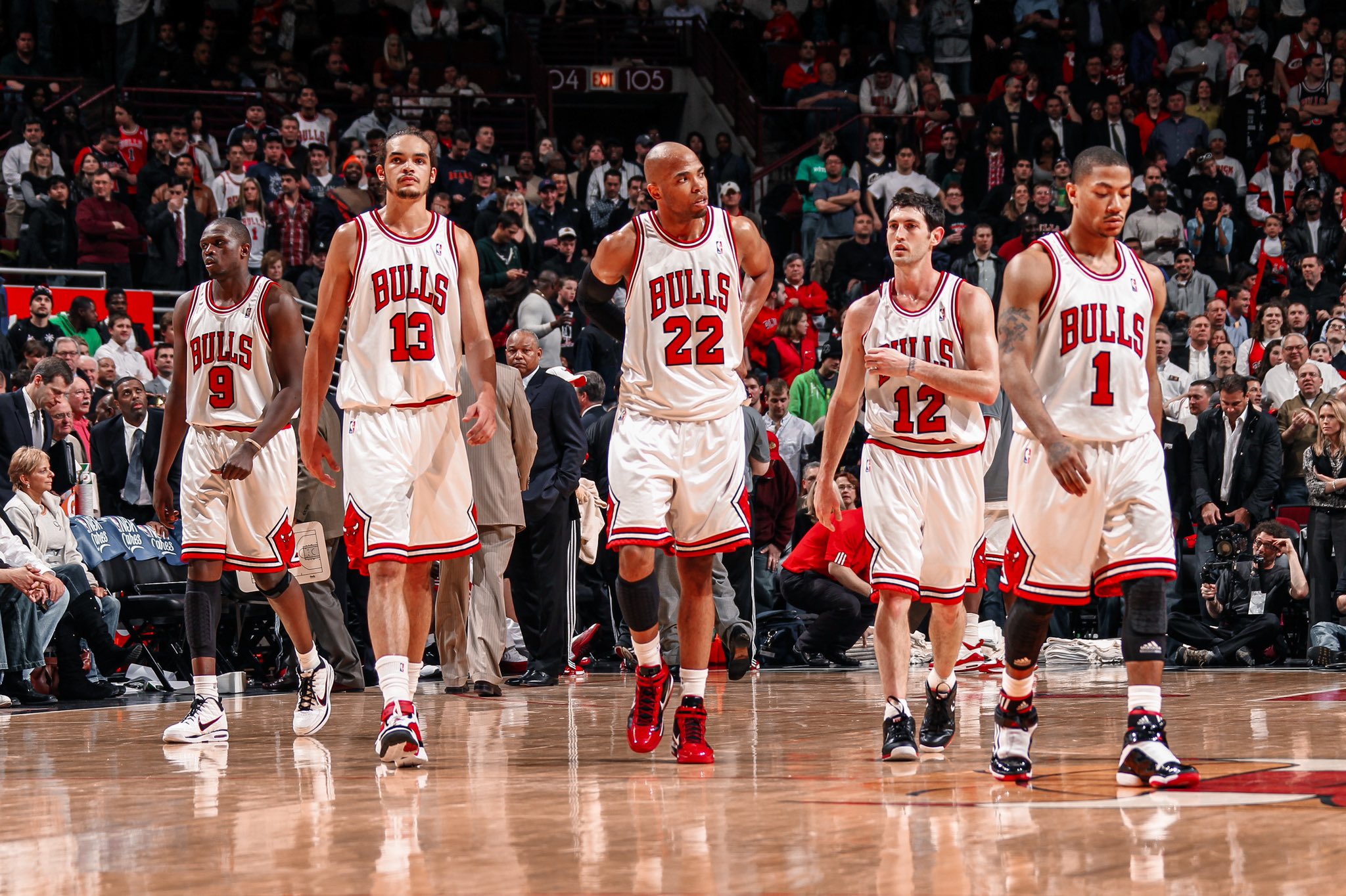 Количество игроков в баскетболе в 1 команде. Чикаго Буллз НБА игроки. Команда баскетболистов. Баскетбольная команда 5 человек. Игрок баскетбольной команды.